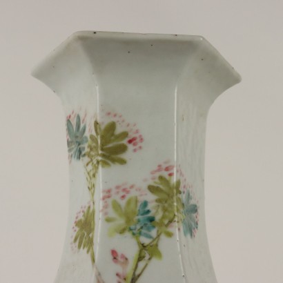 Antiker Vase aus Porzellan mit Blumen und Vogel Dekorationen XX Jhd