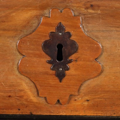 Baroque chest of drawers in walnut