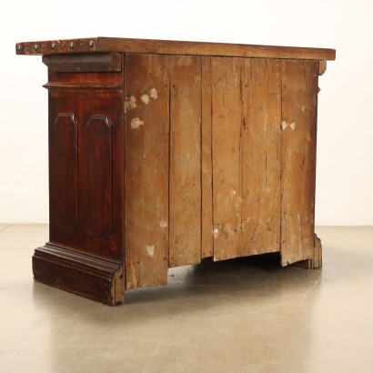 Barockes Sideboard mit Modifikationen