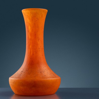 Orangefarbene Daum-Vase, Daum-Vase mit Skarabäus