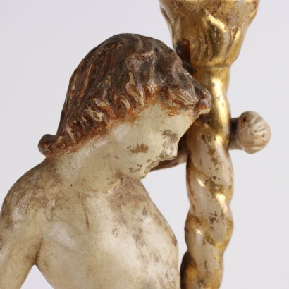 Putto tenant le flambeau