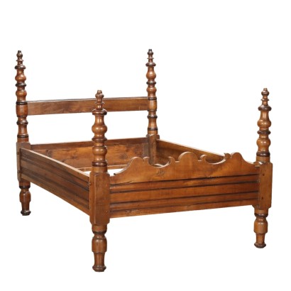 Cama Antigua de Nogal con Varias Restauraciones Italia Siglo XVIII