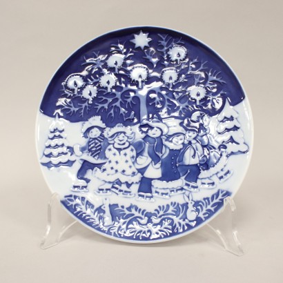 Royal Copenhagen Christmas Plate Children,Winter Children,Ingrid Jensen,Ingrid Jensen,Ingrid Jensen,Ingrid Jensen