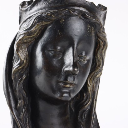 Visage féminin en bronze