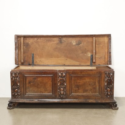 CHEST, coffre baroque en noyer